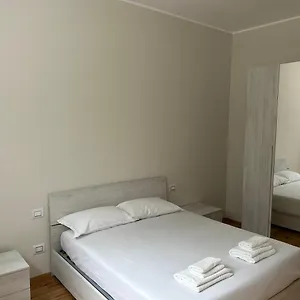 Moscova Luxury Bruno , Milano Italia
